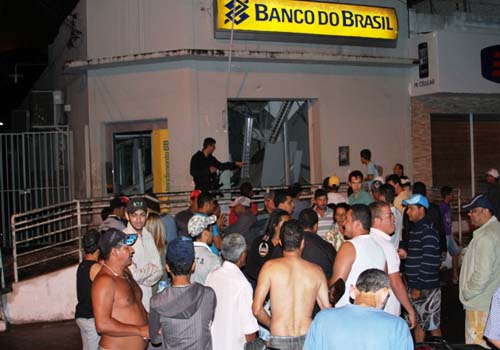 Bandidos usam explosivos e arrombam duas agências bancárias em Mata Grande
