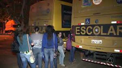 Estudantes são rendidos e roubados dentro de ônibus escolar por homens encapuzados