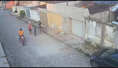 Câmera de segurança flagra momento de assalto a adolescente no Jardim Royal