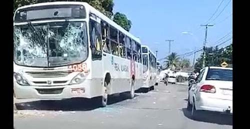 Bandidos roubam dinheiro e depredam pelo menos quatro ônibus em Maceió