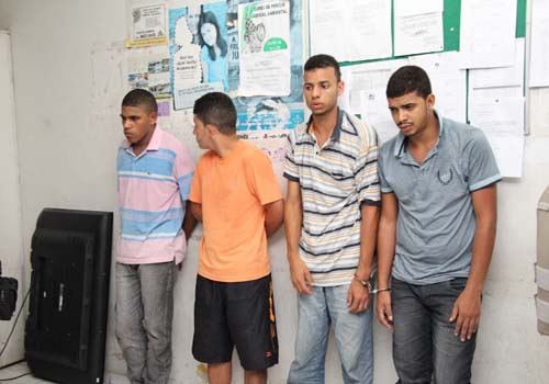 Bandidos assaltam residência e loja de celulares em Viçosa e são capturados em Atalaia