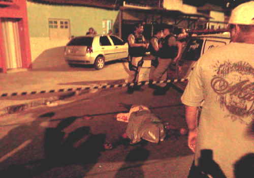 Noite sangrenta: Dois jovens são executados e mulher fica ferida a tiros 