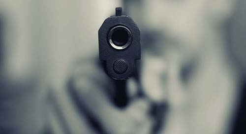 Arma de fogo é usada em 51% dos homicídios de mulheres em 20 anos