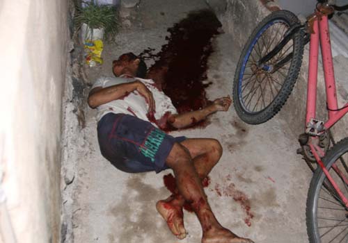 Pedreiro é morto com seis tiros quando empinava pipa no Feitosa