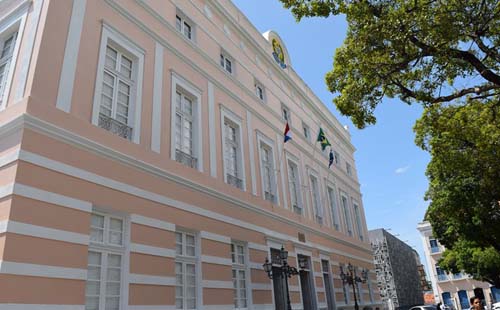 Juízes e desembargadores alagoanos terão licença-prêmio milionária após aprovação de PL