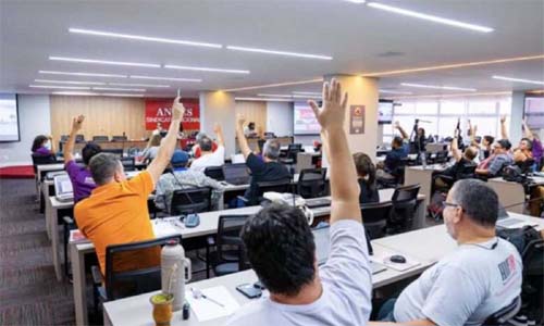 Servidores federais anunciam greve nacional após governo Lula oferecer 0% de reajuste