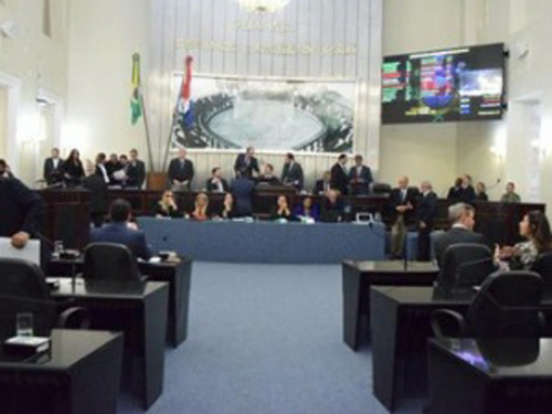 Deputados derrubam vetos e questionam atuação da PGE