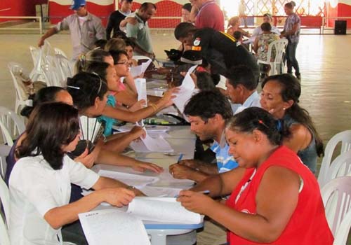 Em União, famílias assinam contratos para receber casas da reconstrução 