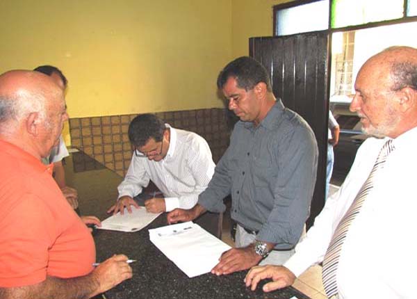 Reitor do Ifal assina documento de doação do terreno para construção do Campus em União