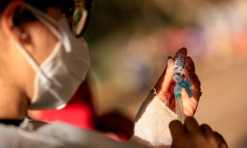 Restrição de idade para AstraZeneca zera coágulos raros, diz estudo