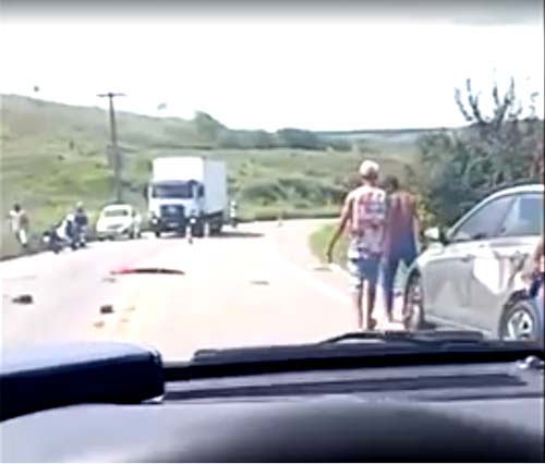 Idosa morre presa às ferragens após colisão entre carros na BR-316, em Alagoas