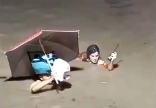 Prefeita de Atalaia fica com água no pescoço durante ajuda à população