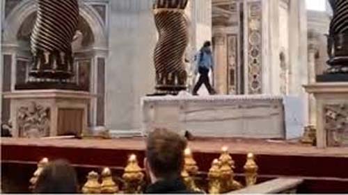 Homem sobe no altar da Basílica de São Pedro e é detido no Vaticano