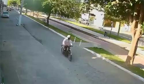 Homem é filmado atacando a sede da Rádio Gazeta FM em Arapiraca e foge após o crime