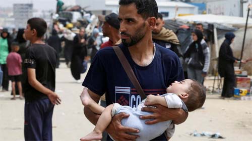 “Tanques de Israel estão em nossa porta”, diz morador de Rafah, após novos ataques a campo de deslocados