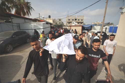 Ataques israelenses matam mais de 100 e forçam fechamento do principal hospital em Gaza