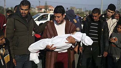 Ataque aéreo israelita faz 17 mortos em Khan Younis