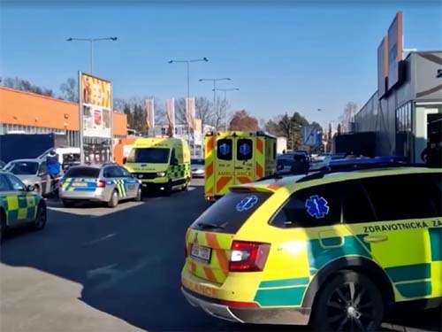 Ataque a faca em shopping na República Tcheca resulta em duas mortes; adolescente é detido