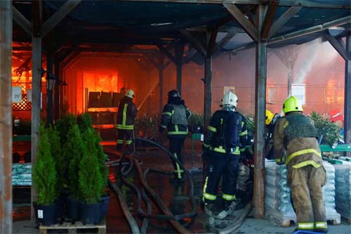 Ataque russo em Kharkiv, na Ucrânia, incendeia hipermercado e mata civil