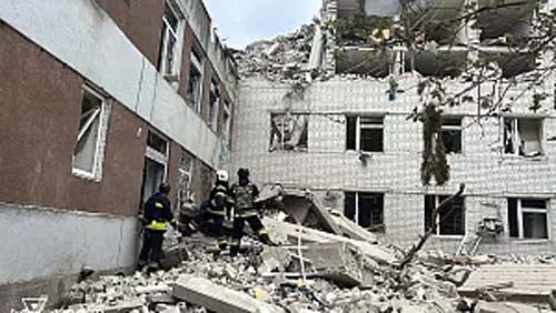 Mísseis russos atingiram prédio residencial de oito andares na baixa da cidade ucraniana.