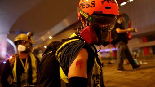 Ataque violento contra manifestantes gera revolta em Hong Kong
