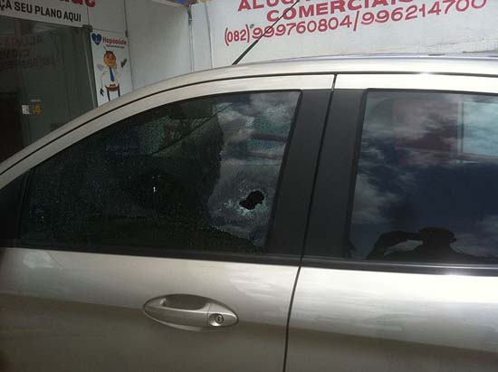 Motorista é atingido por tiros ao parar em cruzamento no bairro Pinheiro