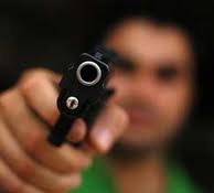 Jovem é assassinado por ex de sua namorada quando a levava para escola