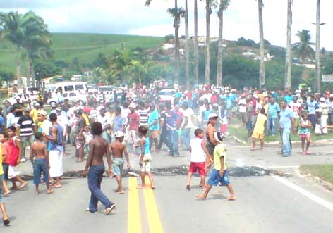 Taxistas de Atalaia fazem protesto e bloqueiam rodovia BR-316