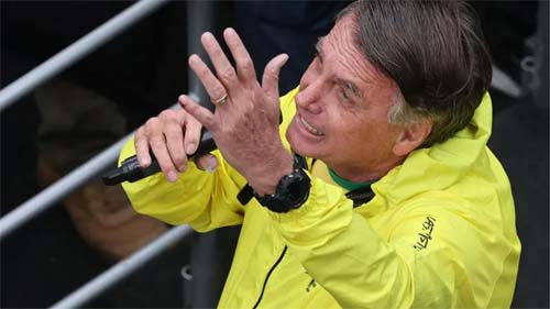 Bolsonaro fará tomografia e equipe médica está de prontidão em caso de cirurgia