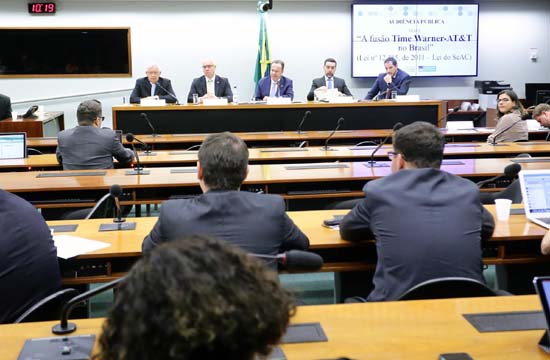 Fusão da AT&T e Time Warner fere lei brasileira, reclamam emissoras de TV e entidade da sociedade civil
