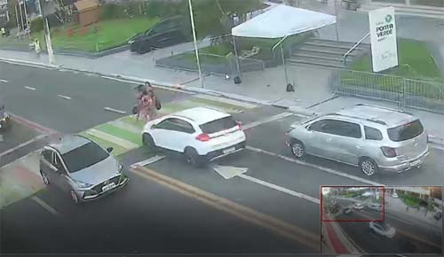 Veículo atropela três pedestres na orla de Ponta Verde e foge do local