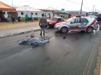 Mulher morre após se jogar na frente de veículo