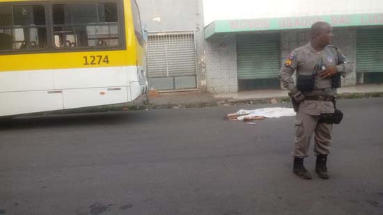 Homem morre atropelado após deitar embaixo de ônibus no Centro