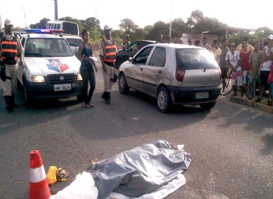 Mulher morre atropelada por carreta ao atravessar rodovia na AL-101 Sul