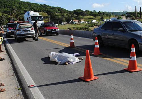 Mulher morre após ser atropelada por caçamba na BR-316