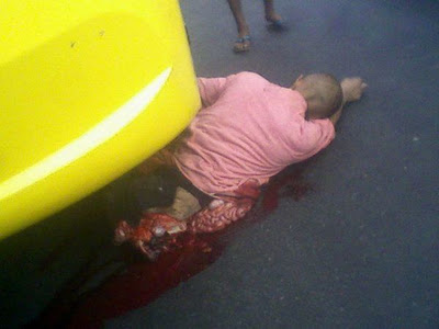 Pedestre dorme em estrada e tem a cabeça esmagada por ônibus