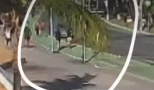 Motorista não identificado causa preocupação ao invadir pista de pedestres na orla de Maceió e atropelar corredora
