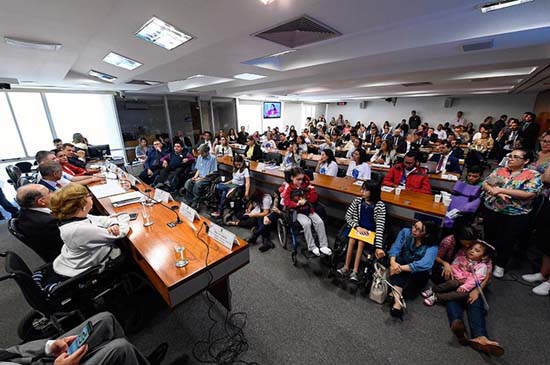 Pacientes com atrofia muscular espinhal pedem fim das restrições ao remédio para tratamento