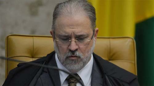 Delegado da Polícia Federal pede apreensão do celular de Aras e Guedes