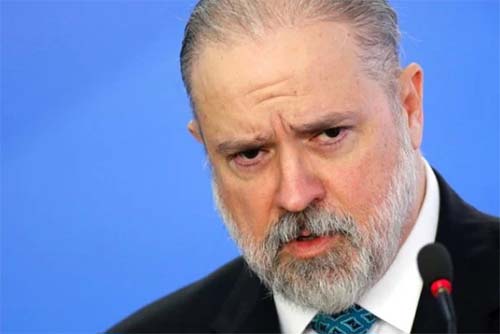 Senadores entregam relatório final de CPI da Covid-19 a Augusto Aras