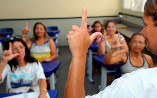 Ifal contrata intérprete de Libras para alunos de cinco campi