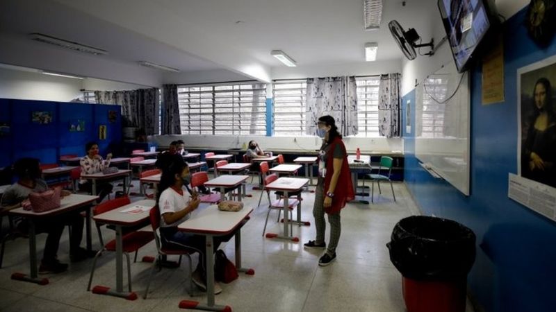 A polêmica sobre a lei que torna escolas 'essenciais' para abrirem mesmo no auge da pandemia