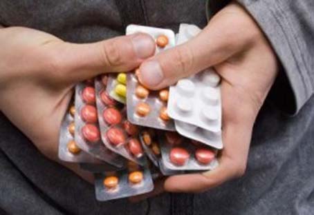 Comum no Brasil, automedicação pode levar ao vício em remédios