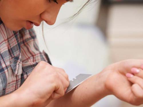 Casos de automutilação são frequentes no público adolescente e acendem alerta