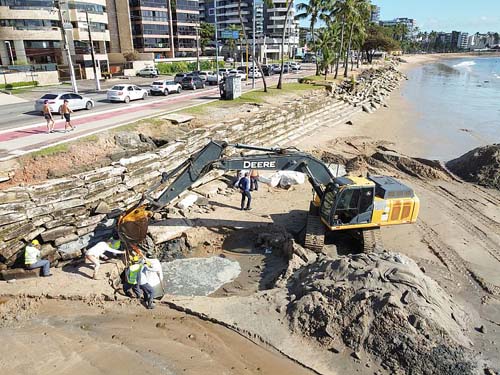 Sacos de areia são colocados para conter avanço do mar em Jatiúca