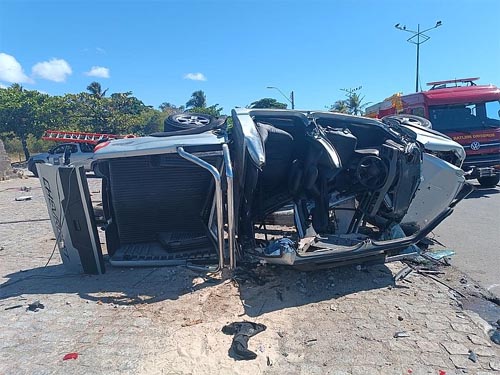 Caminhonete atinge poste e uma pessoa fica presa às ferragens na Avenida Assis Chateaubriand