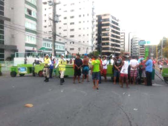 Vendedores ambulantes interditam trecho da orla da Pajuçara e provocam grande congestionamento