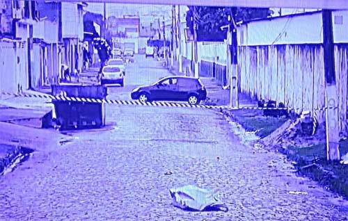 Mulher é assassinada a tiros em via pública e criminosos fogem de barco pela Lagoa Mundaú