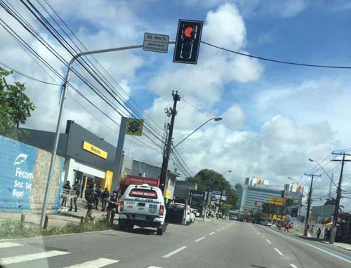 Trio invade agência do BB na Thomaz Espíndola, rende vigilante e rouba armas