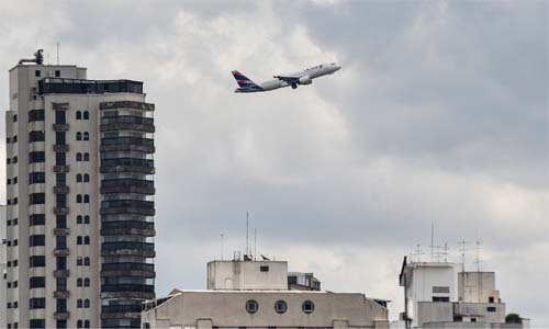 Passagens aéreas devem ficar mais caras nos próximos dias; entenda